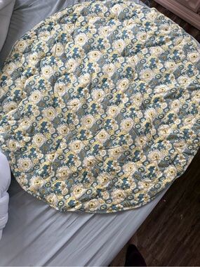 kate quinn 60’s Floral Quilted Round Play mat